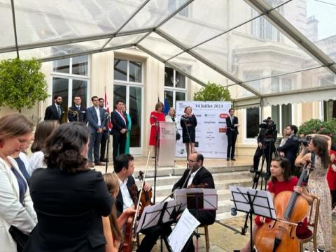 SE L’Ambassadrice de France commence les trois discours, à côté gauche le Sénateur Olivier de CADIC  et à droite Madame Patricia CONNEL 